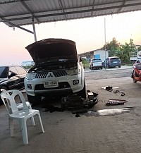 ผู้ช่วยที่ไม่เคยทิ้งคุณกลางทาง ไม่ว่าปัญหาที่เกิดขึ้นจะซับซ้อนแค่ไหน ช่างซ่อมรถยนต์ที่มีทักษะและประสบการณ์สูงจะสามารถวิเคราะห์สาเหตุได้อย่างรวดเร็ว บริการที่ครอบคลุมตั้งแต่การเปลี่ยนแบตเตอรี่ การซ่อมเครื่องยนต์ การซ่อมยาง ไปจนถึงการเช็กระบบไฟฟ้าและเครื่องปรับอากาศ ช่วยให้คุณสามารถมั่นใจได้ว่ารถของคุณจะกลับมาใช้งานได้ตามปกติในเวลาไม่นาน   ผู้ช่วยที่ไม่เคยทิ้งคุณกลางทาง ไม่ว่าปัญหาที่เกิดขึ้นจะซับซ้อนแค่ไหน ช่างซ่อมรถยนต์ที่มีทักษะและประสบการณ์สูงจะสามารถวิเคราะห์สาเหตุได้อย่างรวดเร็ว บริการที่ครอบคลุมตั้งแต่การเปลี่ยนแบตเตอรี่ การซ่อมเครื่องยนต์ การซ่อมยาง ไปจนถึงการเช็กระบบไฟฟ้าและเครื่องปรับอากาศ ช่วยให้คุณสามารถมั่นใจได้ว่ารถของคุณจะกลับมาใช้งานได้ตามปกติในเวลาไม่นาน    ทำไมถึงควรใช้บริการช่างซ่อมรถยนต์มืออาชีพ? ความเชี่ยวชาญ: ช่างซ่อมรถยนต์มืออาชีพมักผ่านการฝึกอบรมมาอย่างดี สามารถวินิจฉัยปัญหาได้อย่างรวดเร็วและแก้ไขได้อย่างถูกต้องตั้งแต่ครั้งแรก อุปกรณ์และเครื่องมือครบครัน: การซ่อมรถยนต์ต้องใช้อุปกรณ์เฉพาะ และช่างมืออาชีพจะมีเครื่องมือที่เหมาะสมสำหรับการแก้ปัญหาต่าง ๆ ได้ทันที ความปลอดภัย: รถยนต์ที่ซ่อมโดยช่างมืออาชีพจะได้รับการตรวจสอบอย่างละเอียด ช่วยให้มั่นใจได้ว่ารถของคุณจะสามารถขับขี่ได้อย่างปลอดภัยหลังจากการซ่อม ประหยัดเวลา: แทนที่จะเสียเวลาพยายามแก้ไขปัญหาด้วยตัวเอง การใช้บริการช่างซ่อมจะช่วยให้คุณกลับไปใช้ชีวิตปกติได้โดยไม่ต้องกังวล